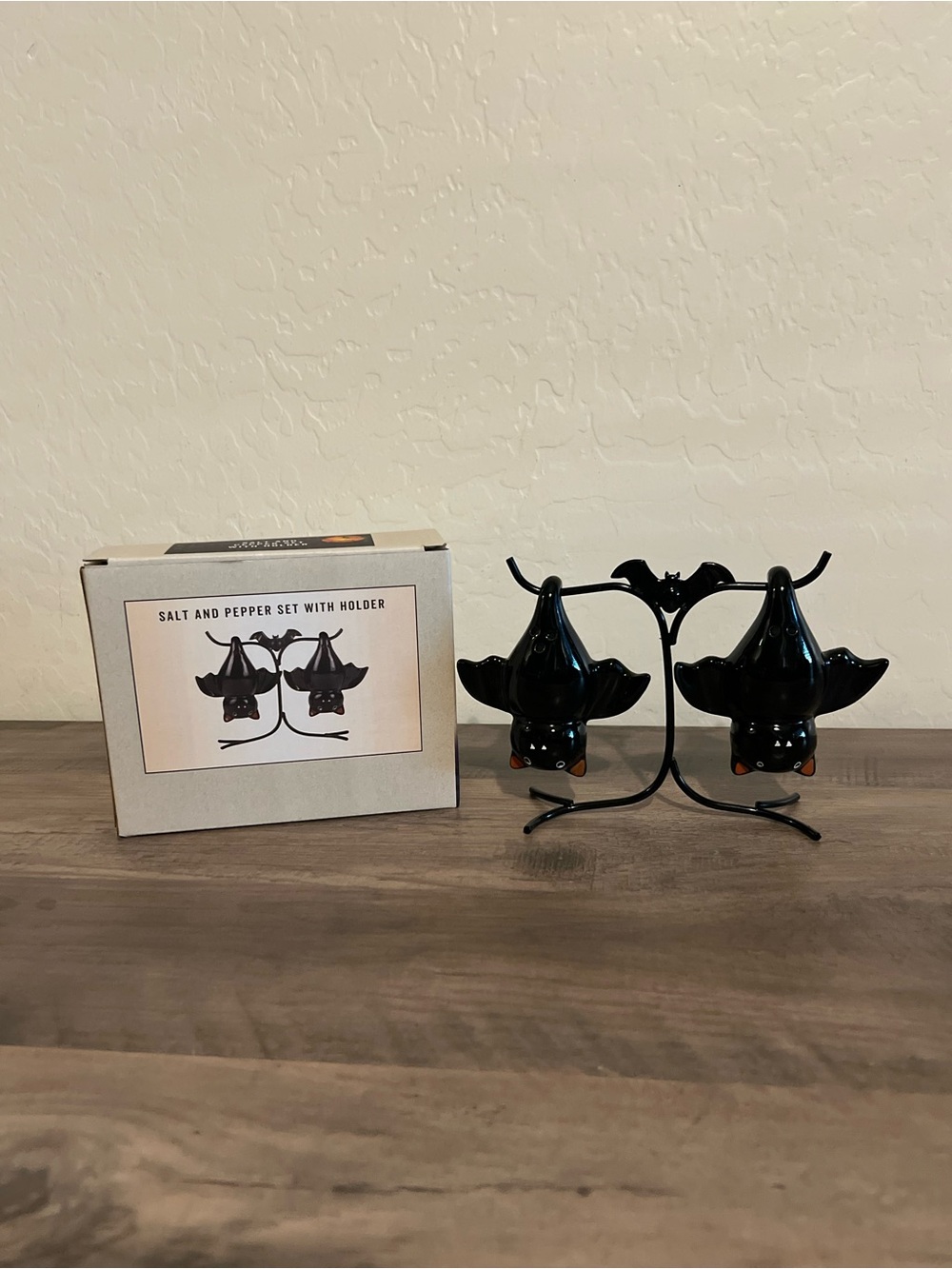 NWT Black Hanging Bats Ceramic Salt and Pepper Shakers Halloween Kitchen Decor